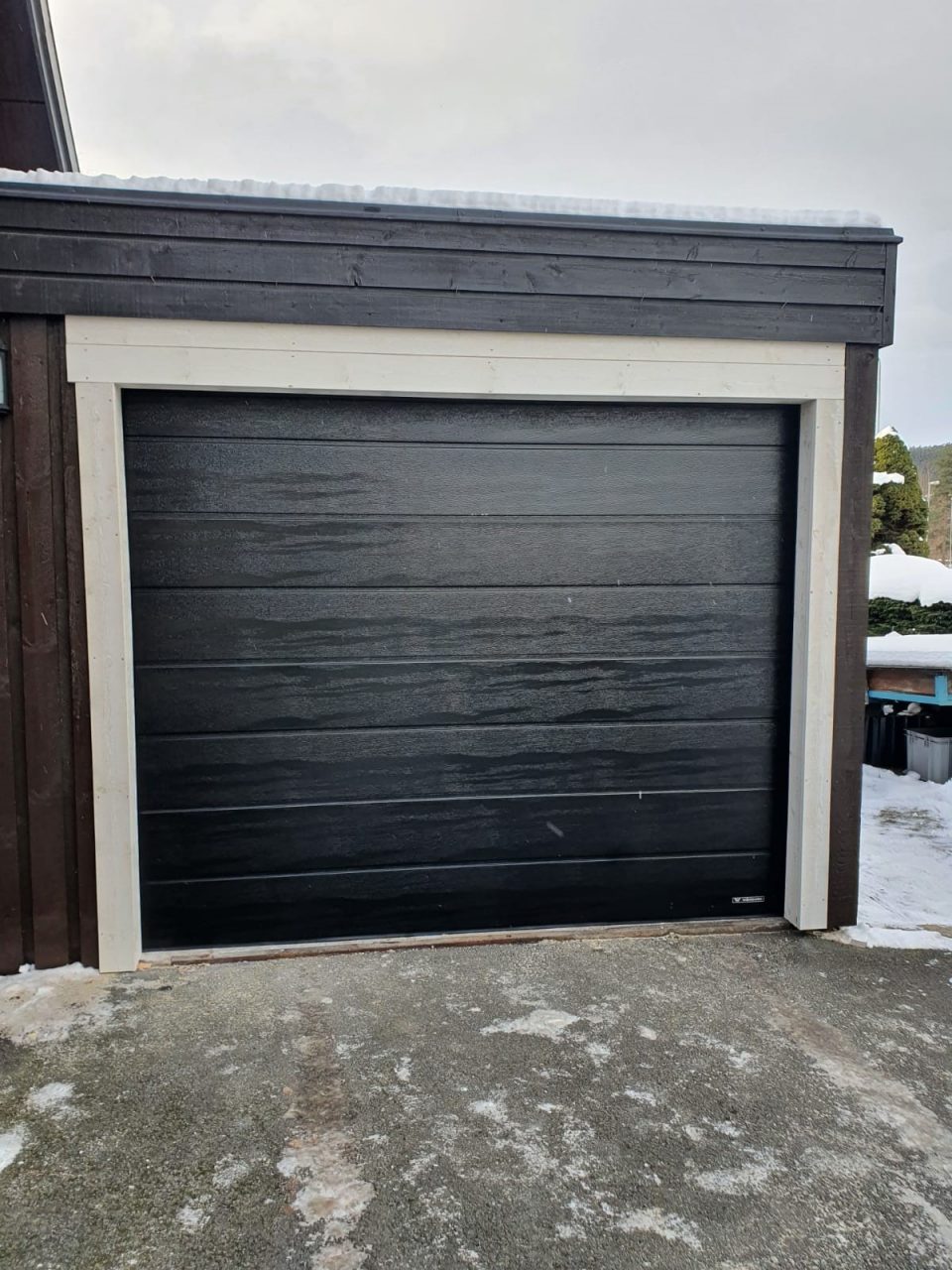 Svart garageport i jönköping