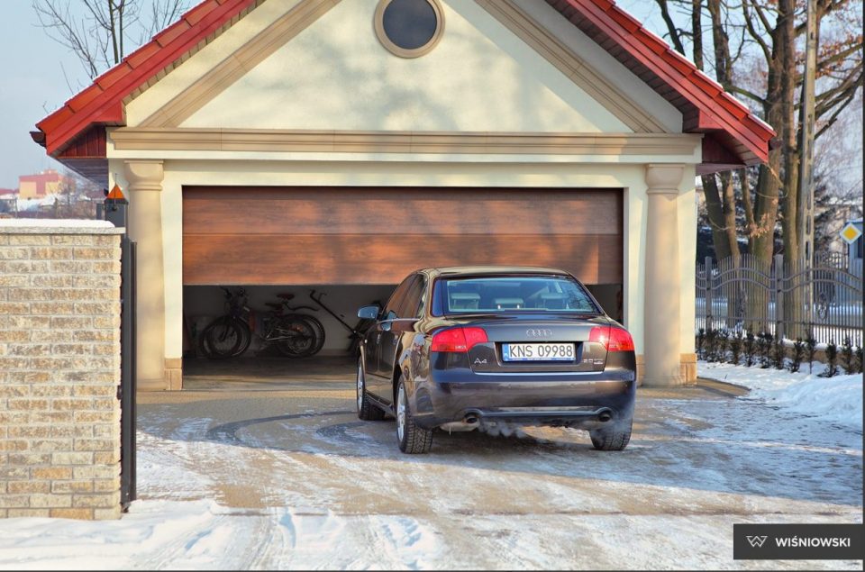 Audi A4 kör in i garage i Polen