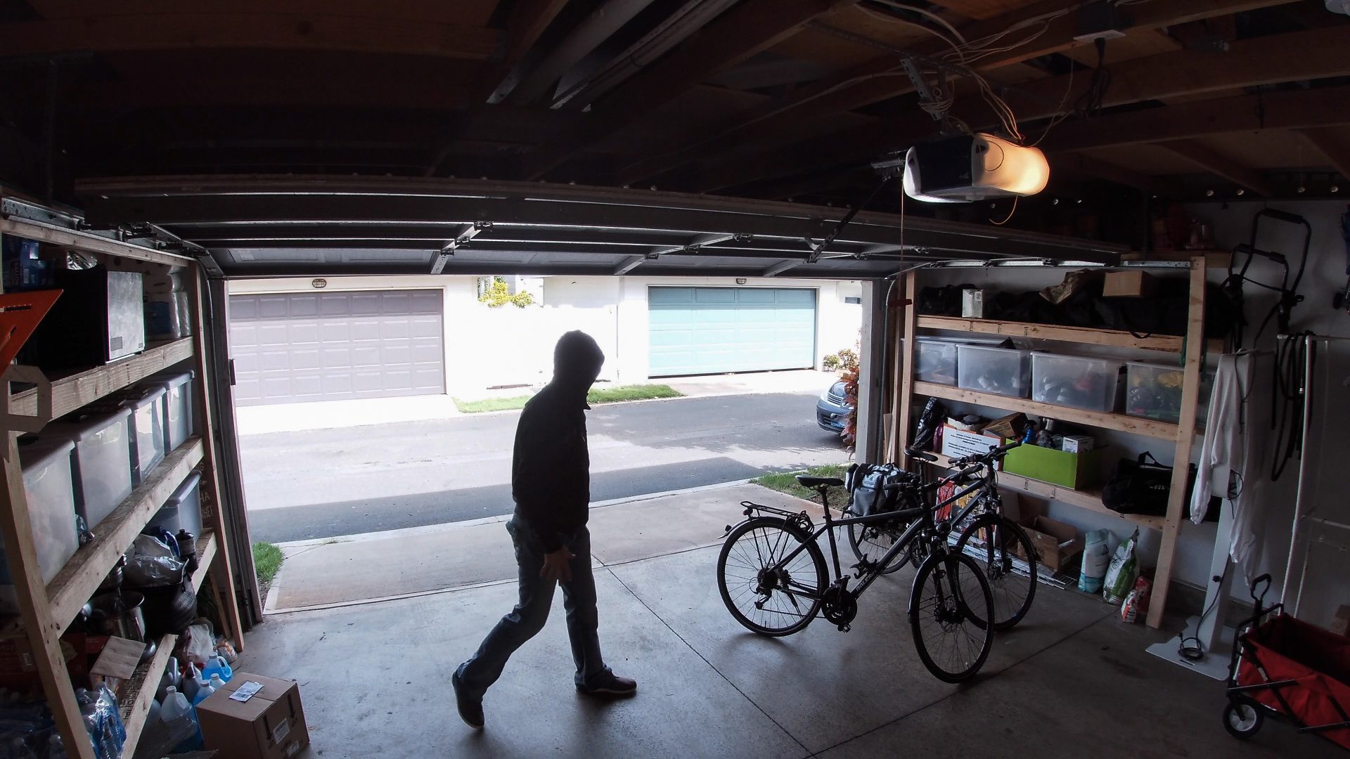 En person som går runt i ett öppet garage